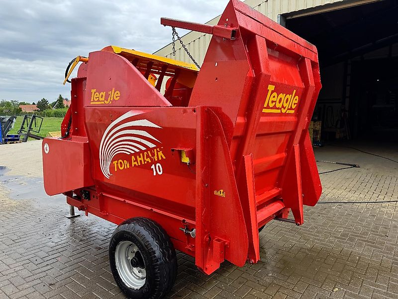 Teagle T8100 Einstreu- und Futterverteilwagen