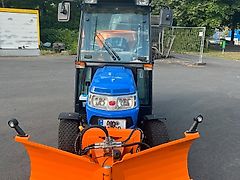 Iseki TM 3267 AHLK mit Winterdienstgeräten