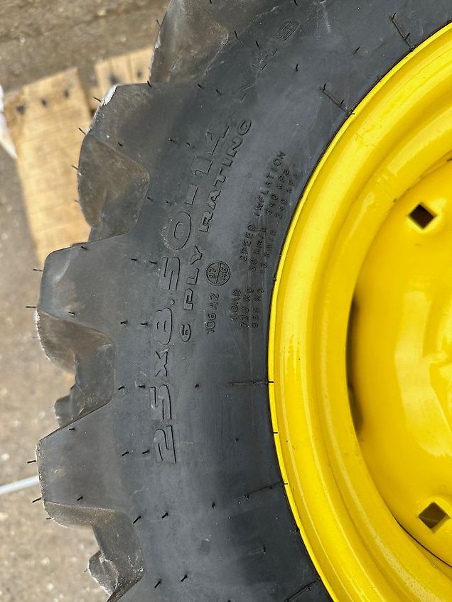 John Deere Industriebereifung / John Deere 3038E