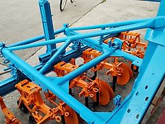 Schmotzer Fronthackgerät 6Reihig Fronthacke 3m 6 Reihige Hacke mit Kulturschutzscheiben Hacke mit bis zu 50cm Reihenbreite optional möglich Reihenabstand 45cm Schmiotzer Hacke mit Anbaudreieck