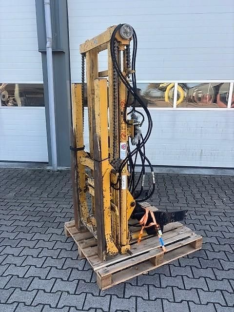CM  FRONTHEFMAST NH T5000/TLA/TL HEFMAST FRONT 16DBCH 1600KG 280
