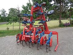 Hatzenbichler 9 reihige Front-Hacke mit gefederten Gänsfußscharen im Frontanbau mit gezackten Hohlschutzscheiben in neuwerigem Zustand 50 cm Reihenabstand