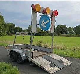 Trebbiner VZ 615 Absperrtafel FAT Nissen Horizont Verkehrsleittafel Verkehrsleitanhänger Verkehrssicherungsanhänger Leitanhänger