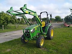 John Deere 4052M mit Frontlader