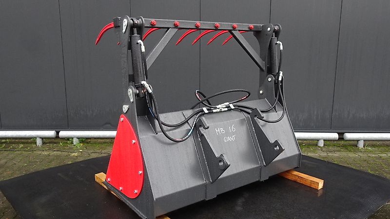 Hofstede Mestbak uitmestbak mest silage uitmest bak grijper vork klem model Giant of Weidemann aankoppeling