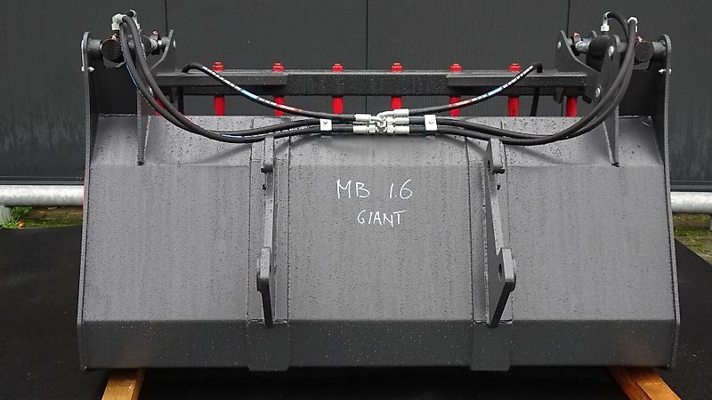 Hofstede Mestbak uitmestbak mest silage uitmest bak grijper vork klem model Giant of Weidemann aankoppeling