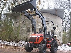 TAFE 6028M mit Frontlader und Schaufel