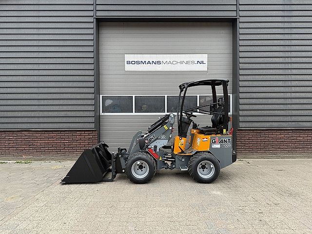 Giant G1200 minishovel / kniklader NIEUW €400 LEASE