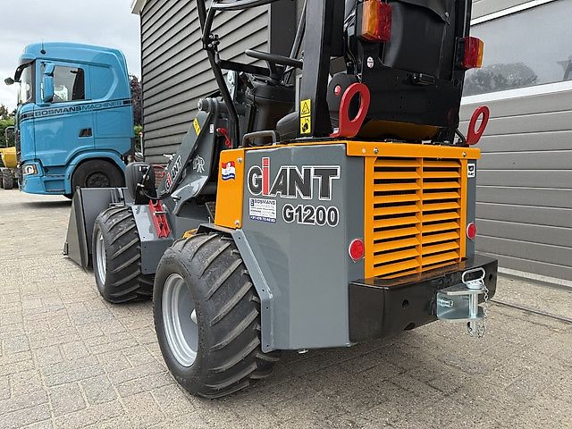 Giant G1200 minishovel / kniklader NIEUW €400 LEASE