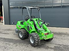 Avant 635i mini-shovel