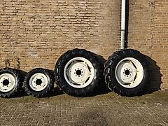 New Holland 2x Voorband: BKT - 2x Achterband: KLEBER