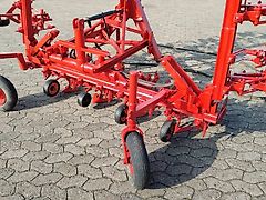 Steketee Rau 12 reihige Fronthacke Reihenabstand bis 50 cm Keine Schmotzer Hacke mit 2 fach hydraulischer Klappung Rahmenbreite 6 m optional erweiterbar Rau polycrop Hackgerät