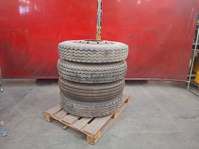 Michelin 8.25R20 Radial