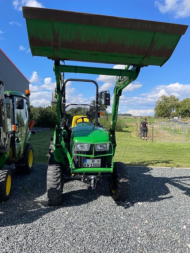 John Deere 3025 E mit 300 E Frontlader
