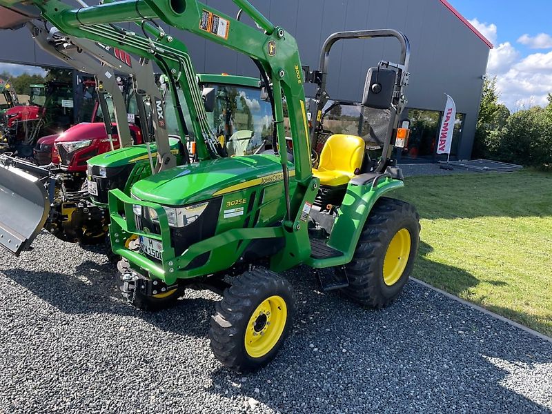 John Deere 3025 E mit 300 E Frontlader