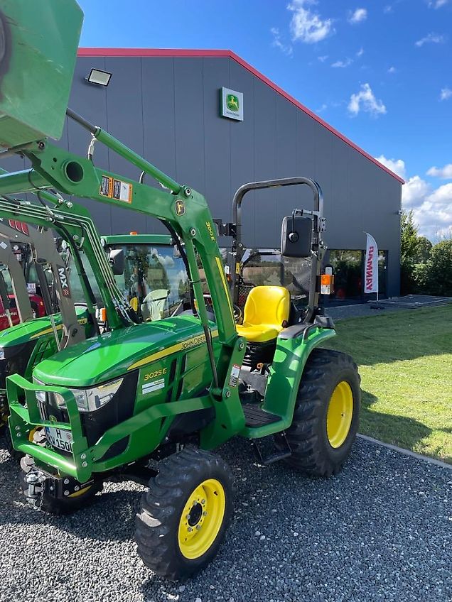 John Deere 3025 E mit 300 E Frontlader
