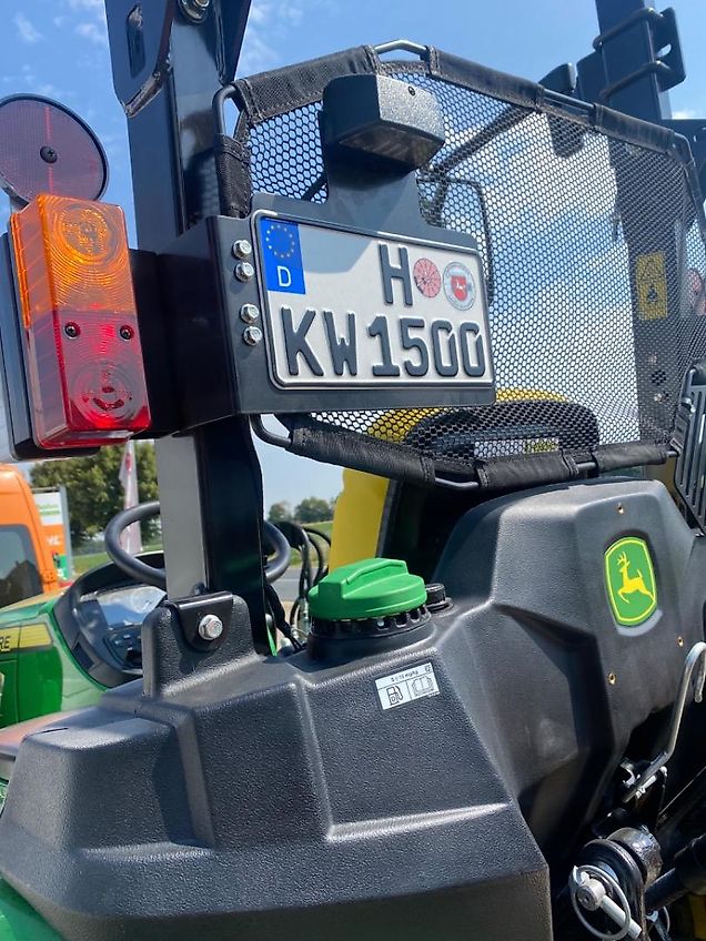 John Deere 3025 E mit 300 E Frontlader