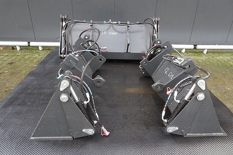 Hofstede 4 in 1 bak kiep schep opschep bak met model Giant of Weidemann aankoppeling