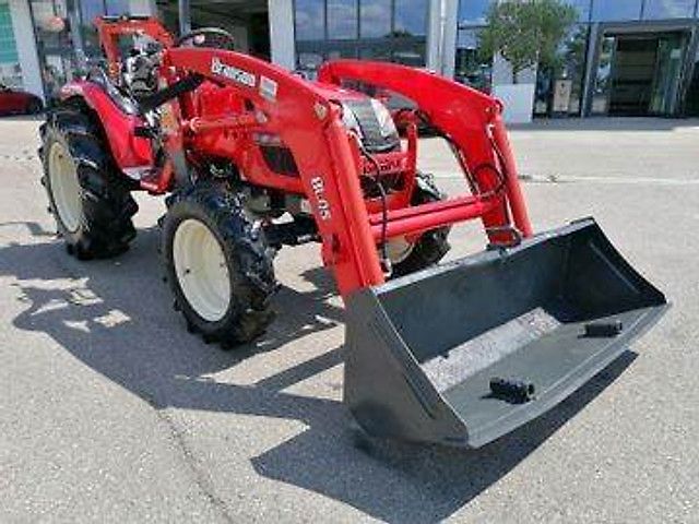 Branson 3100 inkl. Frontlader und Schaufel