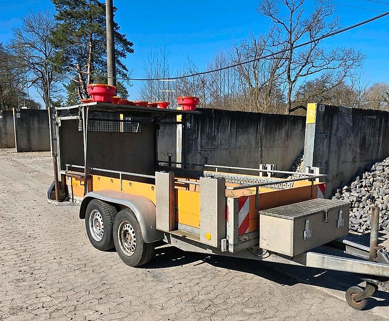 Horizont Tandem Absperrtafel VZ616 Fahrbare Verkehrsleittafel Verkehrssicherungsanhänger Verkehrsleitanhänger Sperrwand Verkehrssicherungsanhänger Nissen LP15 Blinkpfeilanlage Blinkpfeil Anhänger