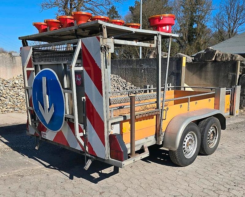 Horizont Tandem Absperrtafel VZ616 Fahrbare Verkehrsleittafel Verkehrssicherungsanhänger Verkehrsleitanhänger Sperrwand Verkehrssicherungsanhänger Nissen LP15 Blinkpfeilanlage Blinkpfeil Anhänger