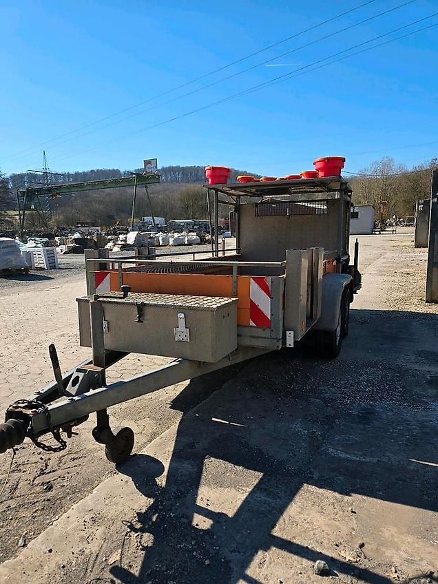 Horizont Tandem Absperrtafel VZ616 Fahrbare Verkehrsleittafel Verkehrssicherungsanhänger Verkehrsleitanhänger Sperrwand Verkehrssicherungsanhänger Nissen LP15 Blinkpfeilanlage Blinkpfeil Anhänger