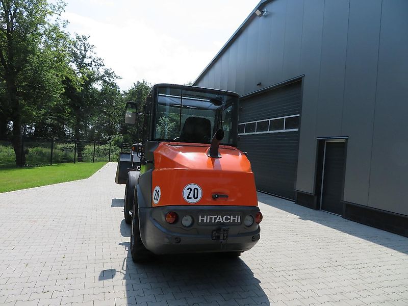 Hitachi ZW65 mit Schaufel+Palettengabel, erst 930 Stunden