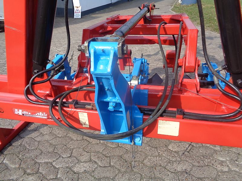 Hatzenbichler Fronthacke 8 reihig Hatzenbichler hydr. Klappung geschobene Fronthacke auch als Heckgerät möglich.Ausstattung mit Häufelkörper sowie Hackscharen alle Arbeitswerkzeuge geschraubt