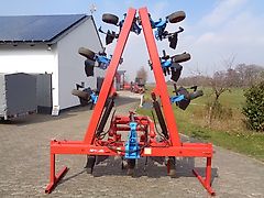 Hatzenbichler Fronthacke 8 reihig Hatzenbichler hydr. Klappung geschobene Fronthacke auch als Heckgerät möglich.Ausstattung mit Häufelkörper sowie Hackscharen alle Arbeitswerkzeuge geschraubt