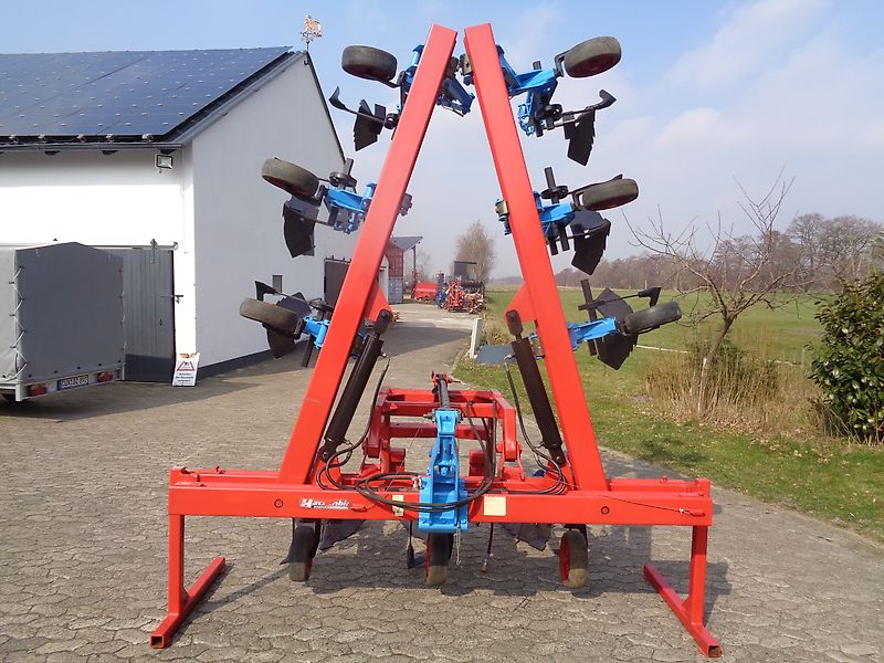Hatzenbichler Fronthacke 8 reihig Hatzenbichler hydr. Klappung geschobene Fronthacke auch als Heckgerät möglich.Ausstattung mit Häufelkörper sowie Hackscharen alle Arbeitswerkzeuge geschraubt