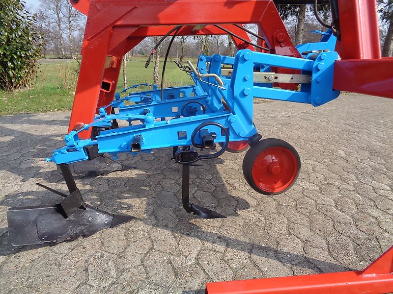 Hatzenbichler Fronthacke 8 reihig Hatzenbichler hydr. Klappung geschobene Fronthacke auch als Heckgerät möglich.Ausstattung mit Häufelkörper sowie Hackscharen alle Arbeitswerkzeuge geschraubt