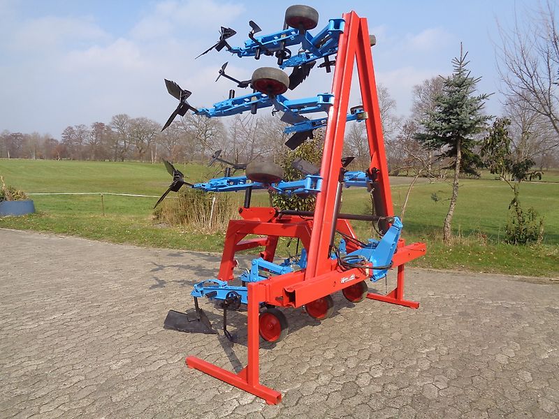 Hatzenbichler Fronthacke 8 reihig Hatzenbichler hydr. Klappung geschobene Fronthacke auch als Heckgerät möglich.Ausstattung mit Häufelkörper sowie Hackscharen alle Arbeitswerkzeuge geschraubt