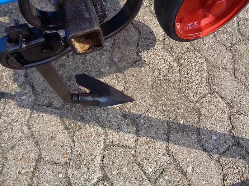 Hatzenbichler Fronthacke 8 reihig Hatzenbichler hydr. Klappung geschobene Fronthacke auch als Heckgerät möglich.Ausstattung mit Häufelkörper sowie Hackscharen alle Arbeitswerkzeuge geschraubt