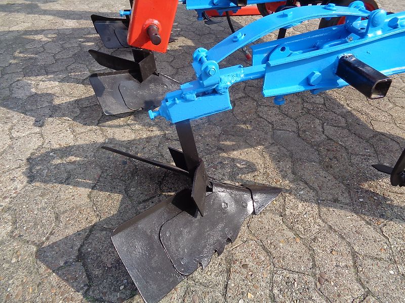 Hatzenbichler Fronthacke 8 reihig Hatzenbichler hydr. Klappung geschobene Fronthacke auch als Heckgerät möglich.Ausstattung mit Häufelkörper sowie Hackscharen alle Arbeitswerkzeuge geschraubt