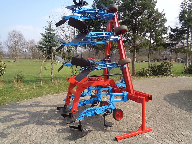 Hatzenbichler Fronthacke 8 reihig Hatzenbichler hydr. Klappung geschobene Fronthacke auch als Heckgerät möglich.Ausstattung mit Häufelkörper sowie Hackscharen alle Arbeitswerkzeuge geschraubt