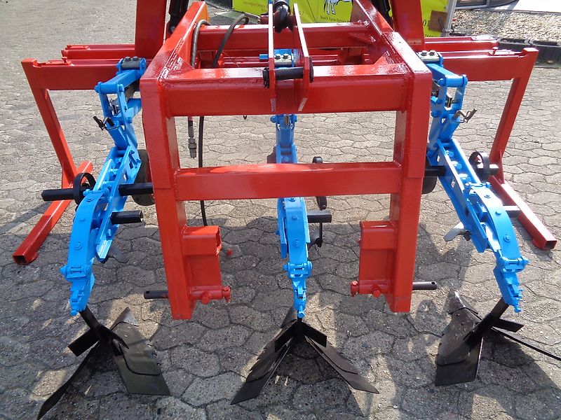 Hatzenbichler Fronthacke 8 reihig Hatzenbichler hydr. Klappung geschobene Fronthacke auch als Heckgerät möglich.Ausstattung mit Häufelkörper sowie Hackscharen alle Arbeitswerkzeuge geschraubt