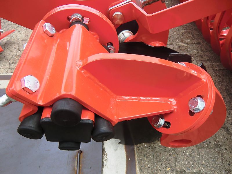 Maschio TERREMOTO 3-300 mit Dachringwalze