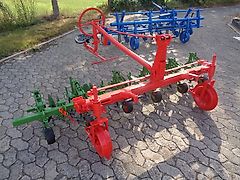 Schmotzer Schmotzer Hacke 6 reihig mit Exaktsteuerung über Zahnstangenlenkung im Heck mit Arbeitsplatz für den Lenker sowie 5 reihige Hacke Fabrikat Ventzki in gleicher Ausführung mit Hackschutzscheiben bie 50 cm Reihenabstand